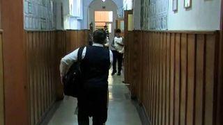 Sanctiune umilitoare pentru un elev din Buzau. "Cum sa tii, doamna, copilul langa un resou care fierbe si pe un dulap ca asta?"