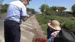 Razie la comerciantii de cirese de pe E85. Cei mai multi amendati sunt pensionari saraci care n-au bani de medicamente