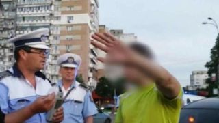 Un tanar din Buzau a condus baut si cu permisul suspendat si s-a oprit in stalp. Apoi a fugit de politisti