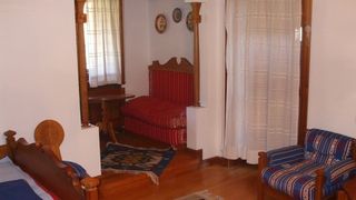 Vreti sa dormiti in patul lui Nicolae Ceausescu? Puteti merge la cabana de vanatoare de langa Resca, unde o camera costa 1.200 de lei pe noapte