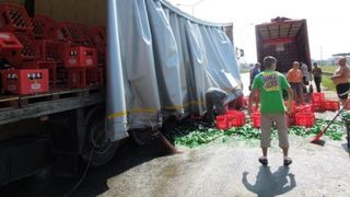 Trafic ingreunat la Comarnic dupa ce dintr-un TIR incarcat cu bere a cazut marfa pe sosea