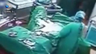 Scene scocate surprinse in sala de operatii a unui spital. Medicul si asistenta s-au luat la bataie - Imaginile groaznice fac inconjurul lumii