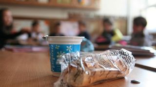 Cornuri si cutii de lapte expirate de anul trecut in Brasov. Autoritatile au demarat o ancheta