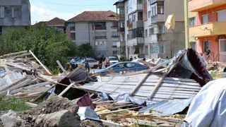 Dezastru in Mioveni! Acoperisul unui bloc, smuls de vantul puternic