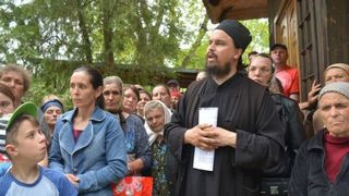 Din viata unui preot &bdquo;schismatic&ldquo;, care refuza sa impartaseasca posesori de card de sanatate: &bdquo;Mitropolitul vrea sa trecem la a savarsi cununii mixte&ldquo;