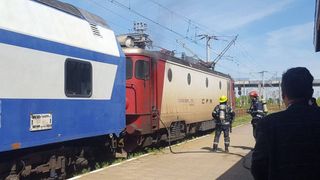 Locomotiva unui tren cu pasageri a luat foc in gara din Roman