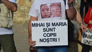 Protest la Ambasada Finlandei. Romanii au iesit in strada pentru o mama careia i s-au luat copiii. Se scandeaza: „MAE, reuneste familia Smicala”