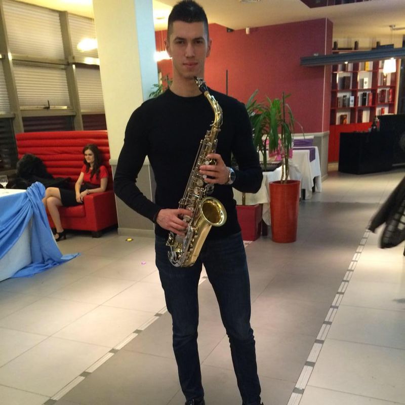 Jandarmul Nicolae Lacatus este si un cantaret apreciat