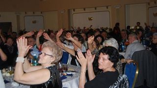 Se distreaza mai bine decat tinerii in cluburi! Pensionarii din Galati s-au pregatit pentru bal si au incins ringul de dans