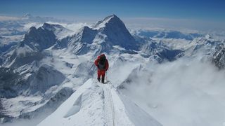 Tragedie pe munte! Un alpinist a murit in timp ce urca pe Everest, iar un altul a disparut