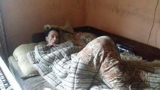 A ajuns o mana de oase dupa ce o boala grava a tintuit-o la pat. O femeie din Brasov duce o viata de cosmar, iar statul i-a sistat pensia de invaliditate