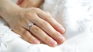 Si-au fortat fiica de 14 ani sa se marite cu un barbat cu 20 de ani mai in varsta. Un lantisor de aur, atat a valorat fata lor