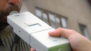 Un vasluian a fost prins de doua ori beat la volan, la distanta de cateva ore. Cu o zi inainte i se suspendase permisul