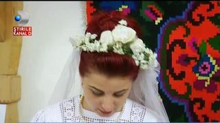 Mai exista asa ceva? Uite cum arata o nunta traditionala cu miri imbracati in straie populare. Maramuresenii ne arata ca traditiile inca se pastreaza pe la noi