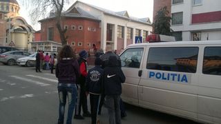 Dreptate cu pumnul. Un copil din Mehedinti, snopit in bataie de tatal unui coleg de scoala