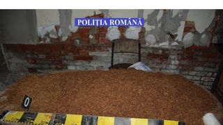 Fabrica ilegala de tigarete, descoperita la subsolul unui bloc din Capitala. Politistii au gasit 187 de kilograme de tutun