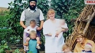 Barbatul cu doua sotii-surori si cu 15 copii e si doctor, si dascal! Marturisirile halucinante facute de omul care a socat o lume intreaga!