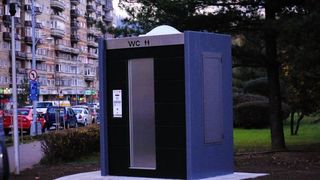 Bani aruncati la toaleta. Primaria Iasi a dat cumparat  toalete automate la pretul de apartamente