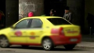 Un taximetrist din Bucuresti a furat telefonul unui adolescent de 17 ani si apoi l-a tarat pe tanar 100 de metri cu masina