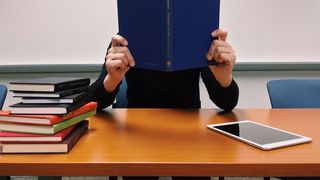 O adolescenta risca sa fie exmatriculata de la scoala din cauza parului ei! Cum arata tanara