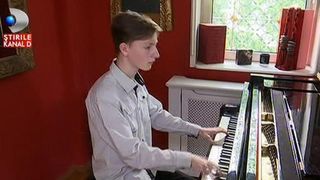 El este romanul care va concerta alaturi de Andrea Bocelli! Are numai 13 ani si a invatat sa cante la pian abia acum 5 ani - Afla povestea lui Fabiani