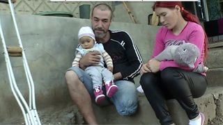 Un tata fara picior, cu doi bebelusi, dat afara din casa chiar de propriul frate. Matusa il acuza: "A omorat-o pe bunica-sa"