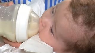 Christian Sabbagh e topit dupa fetita lui cea mica! O tine in brate, o plimba, ii pregateste lapticul! "De la 2 dimineata pana la 5 avem discoteca, ne plimbam prin casa cu Anais"