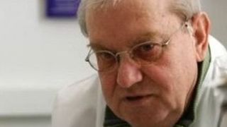 Cat de greu o duce dr. Mencinicopschi dupa ce a iesit din inchisoare! Celebrul profesor are o parte din pensie luata de stat, iar el este grav bolnav