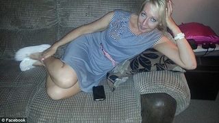 O femeie de 40 de ani s-a filmat in timp ce intretinea relatii intime cu trei baieti de 14 ani. Ce pedeapsa a primit