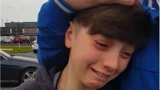 Un baiat de 12 ani a avut parte de o surpriza de proportii cand si-a condus bunicii la aeroport! Ce a gasit in bagajul acestora