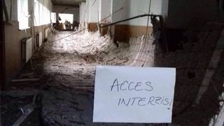 La Scoala 141 din Rahova a picat tavanul de la ultimul etaj. Patru fetite au fost prinse in clasa. Una dintre ele a fost intoxicata cu praf