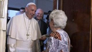 Romanca din Ostia care s-a trezit cu Papa Francisc la usa a povestit totul: "Am deschis. si mi s-au taiat picioarele"