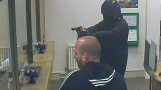 Jaf armat la o banca din Sectorul 4