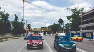 Masini de lux, manele si teribilism. Elevii constanteni au sarbatorit absolvirea liceului. Politistii sunt exasperati