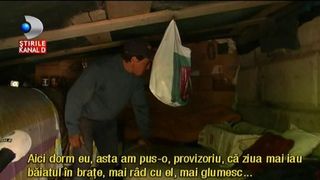 Locuieste sub un pod si viseaza la o casa. "Stau aici cu familia, dar sper sa nu imi ia statul copilul" - Drama unui iesean care a ajuns sa doarma sub cerul liber