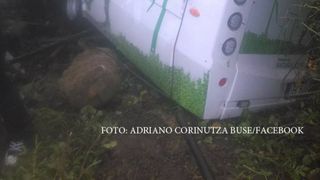 Accident grav intre Ramnicu Valcea si Calimanesti. Autobuzul a intrat intr-o casa din cauza vitezei. Patru persoane au fost ranite