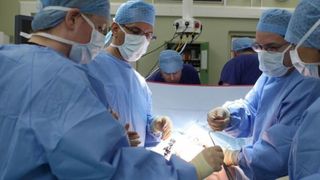 Un tanar din judetul Suceava si-a bagat o sticla de suc in anus. Era deceptionat din dragoste si a facut gestul asta. A stat o saptamana cu ea in intestine pana cand a cerut ajutorul medicilor