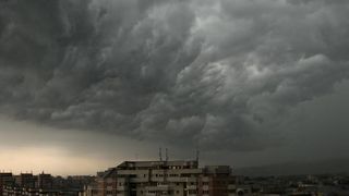 Alerta meteo pentru weekend . Ploie torentiale, grindina, vijelii si descarcari electrice