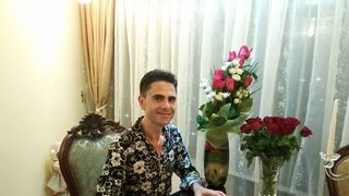 Sufrageria apartamentului era plina de buchete de flori