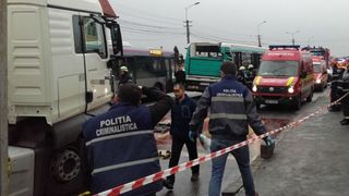Duminica neagra pe soselele din Romania. 5 persoane, ranite intr-un accident in Sinaia. 8 persoane, duse la spital in urma unui impact violent in Prahova. Printre raniti se numara si copii