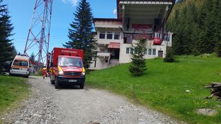 Si cea de-a doua telecabina care ajunge la Balea Lac s-a izbit de zid, trei persoane fiind ranite; pentru coborarea lor s-a cerut elicopterul SMURD