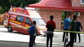 O groapa bizara a aparut in Parcul Tineretului! O ambulanta chemata la urgenta pentru o persoana care se simtea rau a cazut in ea