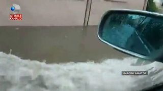 30 de minute de ploaie atat a fost necesar pentru ca un oras intreg sa fie paralizat. Masinile au ramas blocate iar oamenii au intrat in apa pana la genunchi.