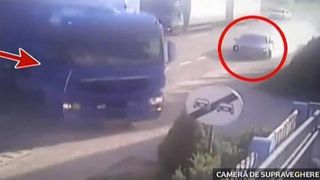 Impact violent intre un autoturism si un TIR. Doar printr-o minune, nimeni nu a fost ranit
