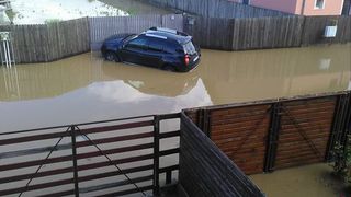 In timp ce argesenii se chinuiau sa scoata apa din gospodariile inundate, oficialii petreceau la ziua comunei