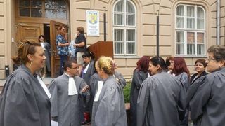 Grefierii, personalul conex si auxiliar de la instante intra de marti in greva pe termen nelimitat