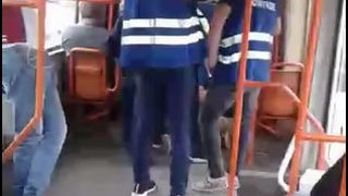 Scene socante in tramvaiul 11 din Bucuresti! Controlorii i-au dislocat umarul unui tanar pe care il prinsesera ca circula fara bilet! Calatorii au asistat neputinciosi la ce se intampla!