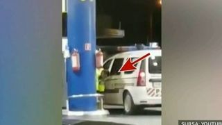 Imagini scandaloase din Vrancea. Un cameraman de ocazie a surprins cu telefonul mobil cum doi politisti au umplut doua bidoane cu combustibil de la o benzinarie, dupa ce au alimentat masina de serviciu.