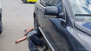 Groparul Cimitirului din Barlad, beat mort, a adormit sub roata unei masini