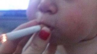 "Nu va mai scandalizati, a tras doar un fum!" Reactia mamei care si-a pus copilasul sa traga cateva fumuri din tigara